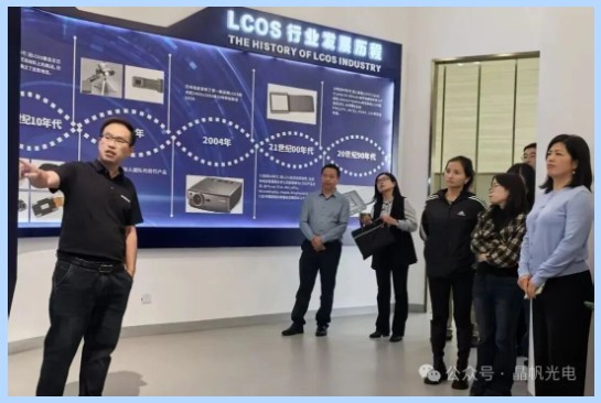 政企校三方联动！重邮 + 协会 + 高管齐聚晶帆光电，共探“芯”未来5.jpg