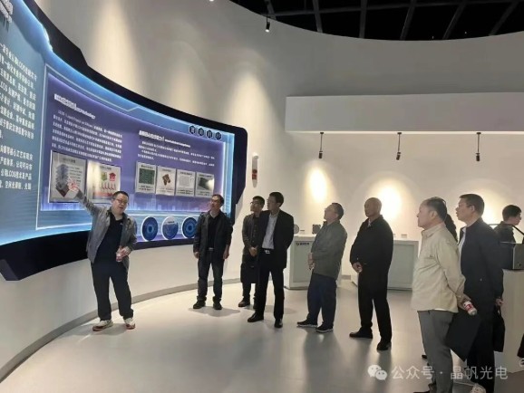 晶帆光电迎 “重量级” 调研！市政府参事团深入一线，为高质量发展划重点1.jpg